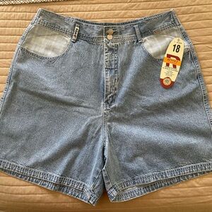 Vintage Y2K NWT Light Blue Revolt Mom-Jean Shorts with Plaid Pocket Detail